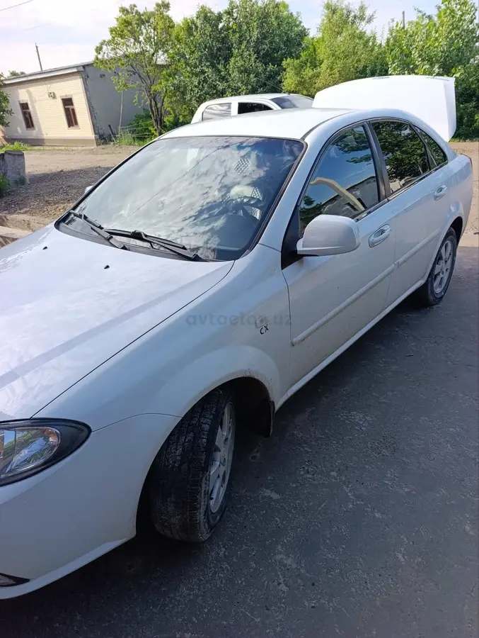 Chevrolet Gentra,  1 позиция Газ-бензин