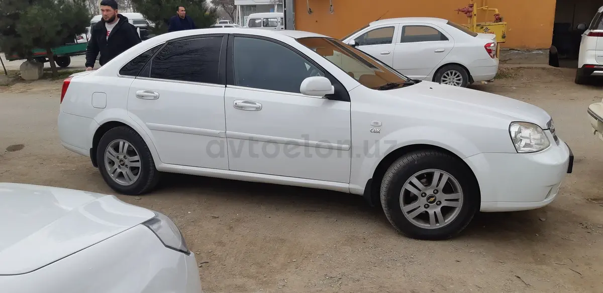 Chevrolet Lacetti,  1 позиция Газ-бензин