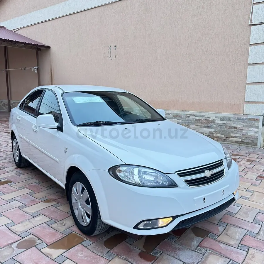 Chevrolet Gentra,  1 позиция Газ-бензин