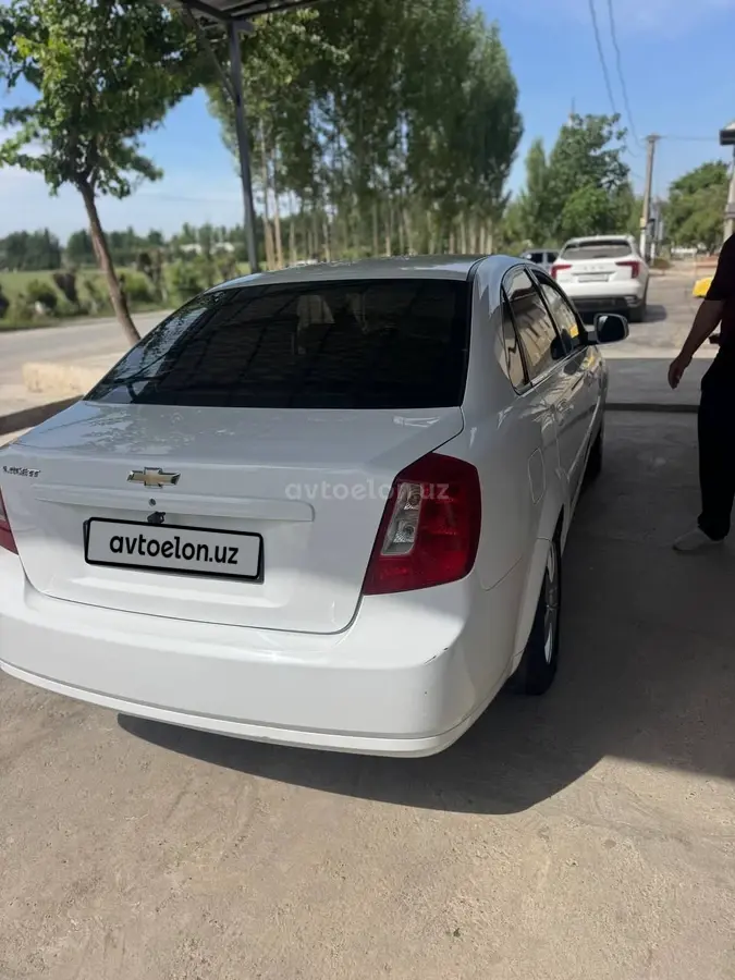 Chevrolet Gentra,  1 позиция Газ-бензин