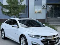 Белый Chevrolet Malibu 2 2019 года, КПП Автомат, в Ташкент за 18 900 y.e. id7338031
