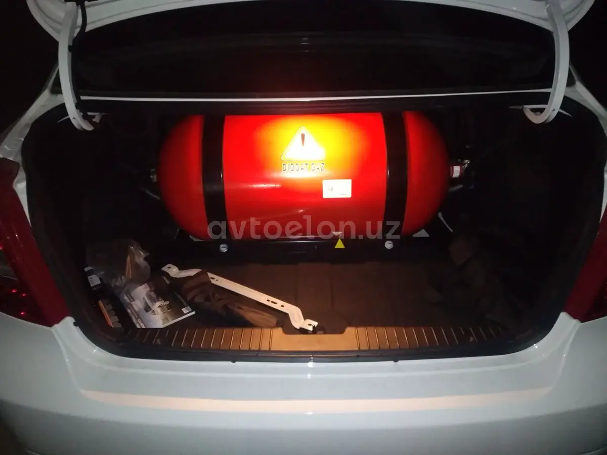 Chevrolet Gentra,  1 позиция Газ-бензин