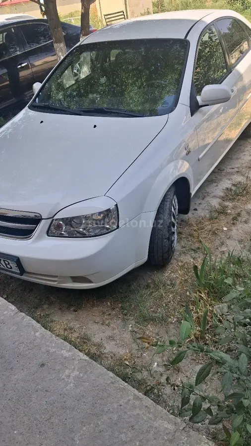 Chevrolet Lacetti,  1 позиция Газ-бензин