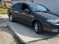 Мокрый асфальт Chevrolet Lacetti, 2 позиция 2022 года, КПП Механика, в Ахангаран за 10 000 y.e. id7490508
