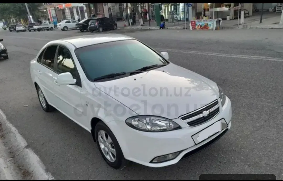 Chevrolet Gentra,  1 позиция Газ-бензин