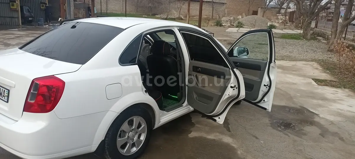 Chevrolet Gentra,  1 позиция Газ-бензин