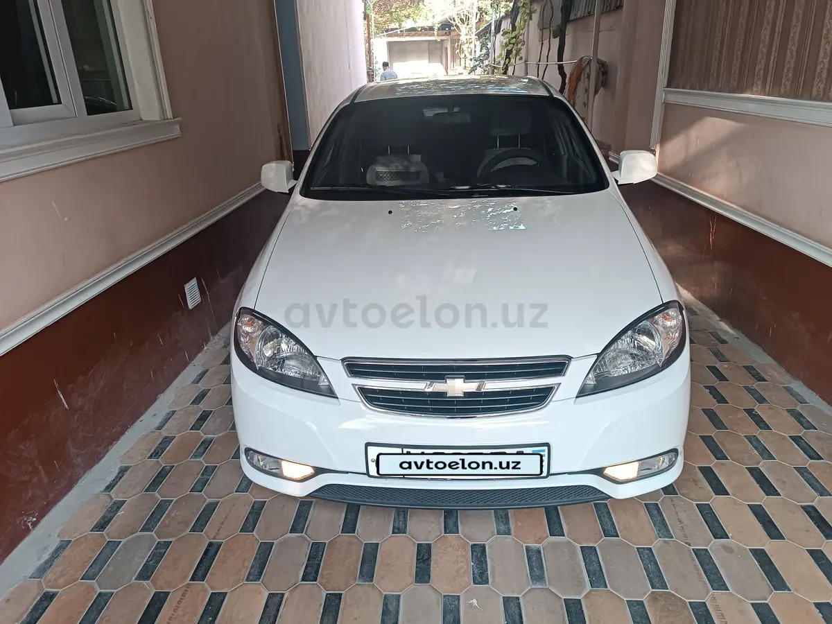 Chevrolet Gentra,  1 позиция Газ-бензин