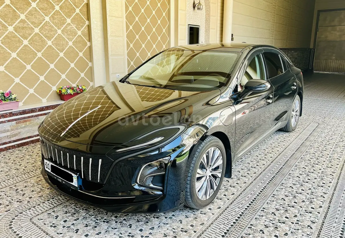 Hongqi E-QM5