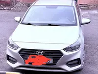 Серебристый Hyundai Accent 2020 года, в Фергана за 15 000 y.e. id6983492