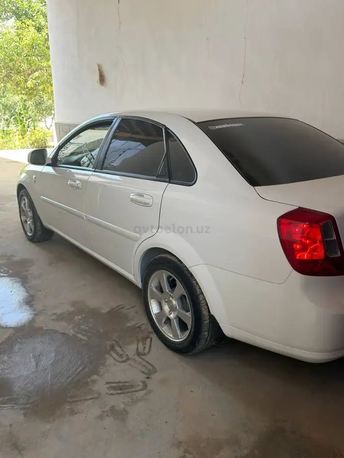 Chevrolet Gentra,  1 позиция Газ-бензин