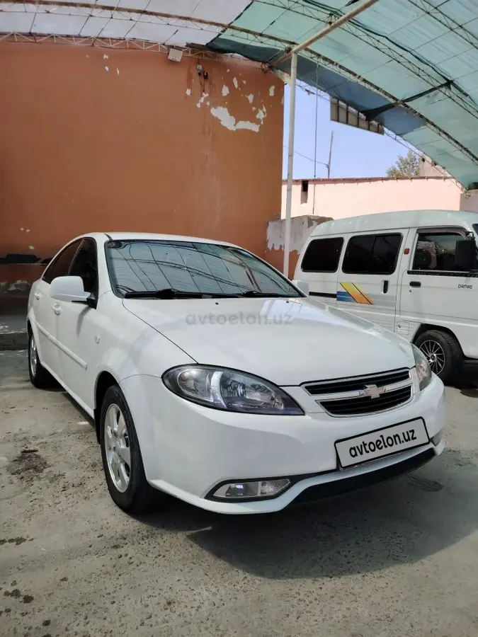 Chevrolet Gentra,  1 позиция Газ-бензин