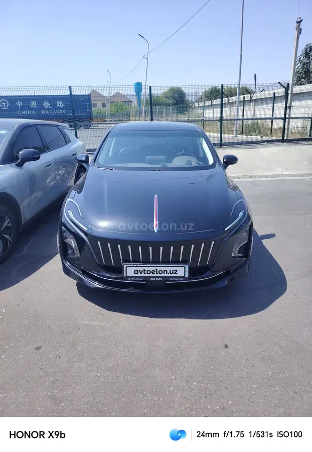 Hongqi E-QM5