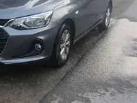 Мокрый асфальт Chevrolet Onix 2026 года, КПП Автомат, в Фергана за 13 650 y.e. id7575646