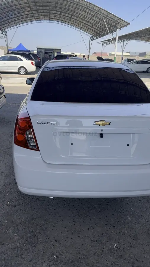 Chevrolet Gentra,  1 позиция Газ-бензин
