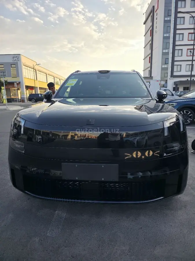 Lynk & Co 900