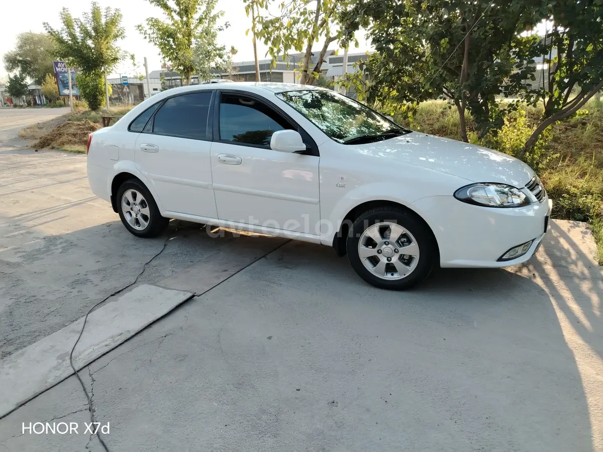 Chevrolet Gentra,  1 позиция Газ-бензин