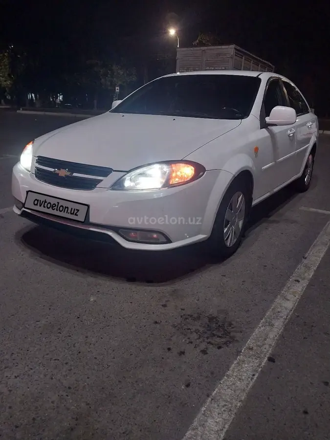 Chevrolet Gentra,  1 позиция Газ-бензин
