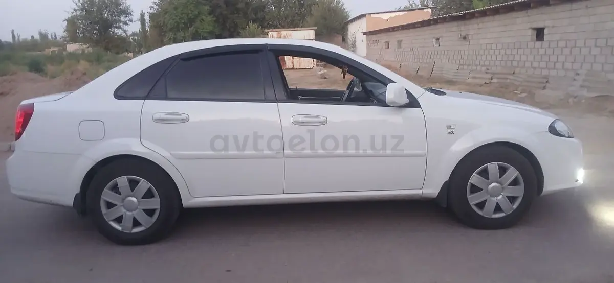 Chevrolet Gentra,  1 позиция Газ-бензин