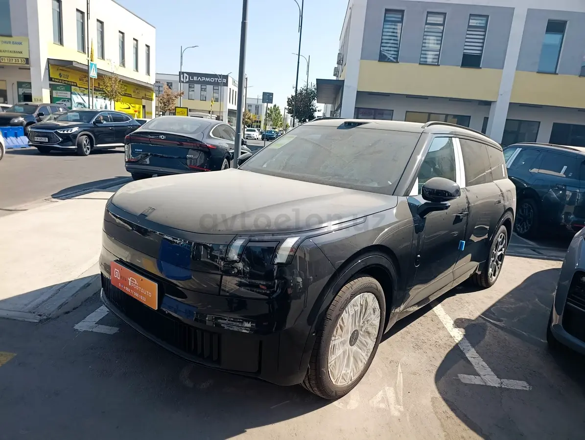 Lynk & Co 900