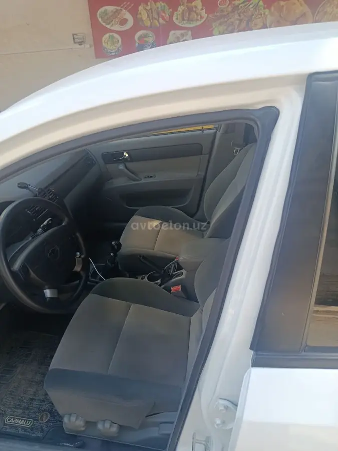 Chevrolet Gentra,  1 позиция Газ-бензин