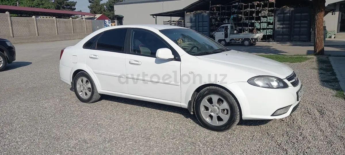 Chevrolet Gentra,  1 позиция Газ-бензин