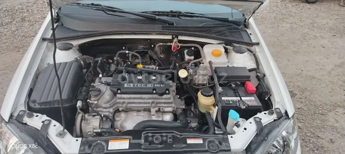 Chevrolet Gentra,  1 позиция Газ-бензин