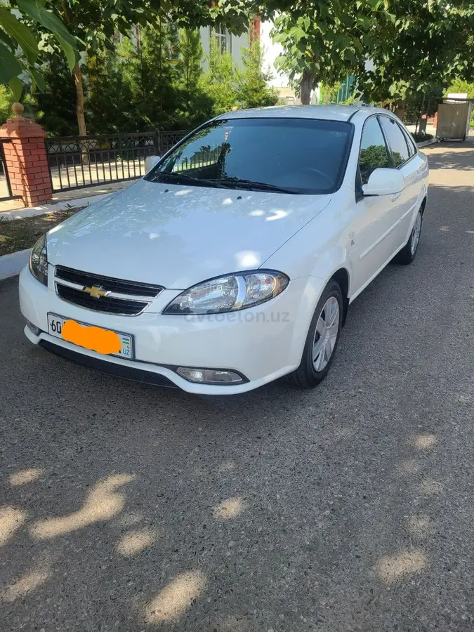 Chevrolet Gentra,  1 позиция Газ-бензин