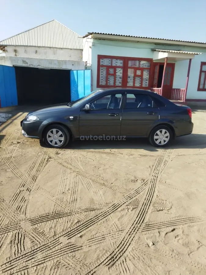 Chevrolet Gentra,  1 позиция Газ-бензин