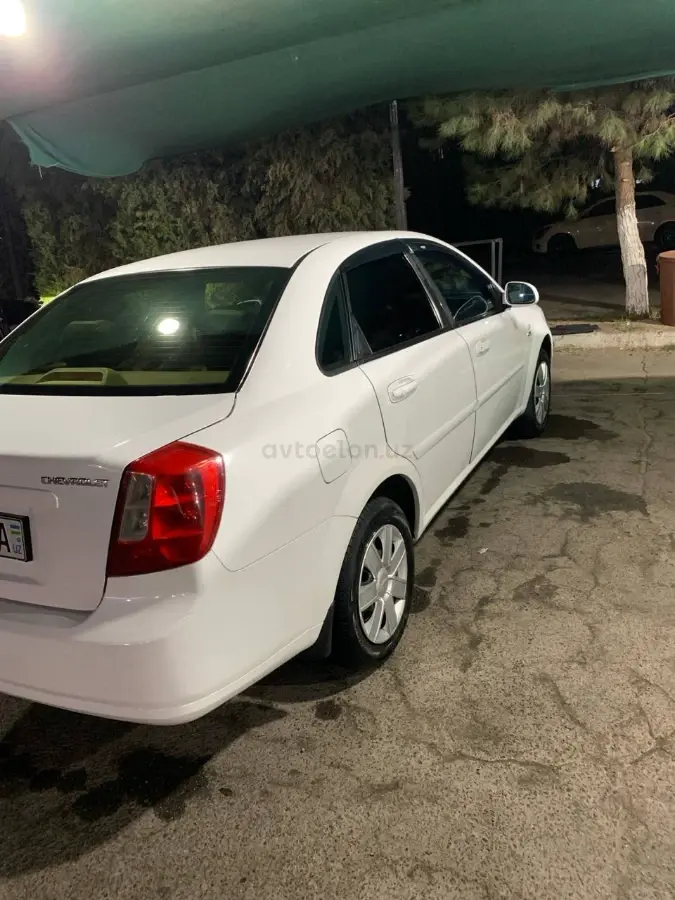 Chevrolet Lacetti,  1 позиция Газ-бензин