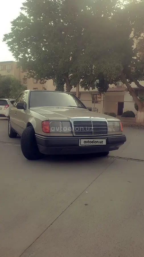 Mercedes-Benz E 230