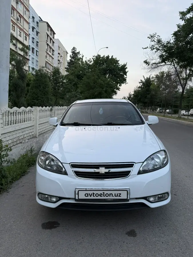 Chevrolet Gentra,  1 позиция Газ-бензин