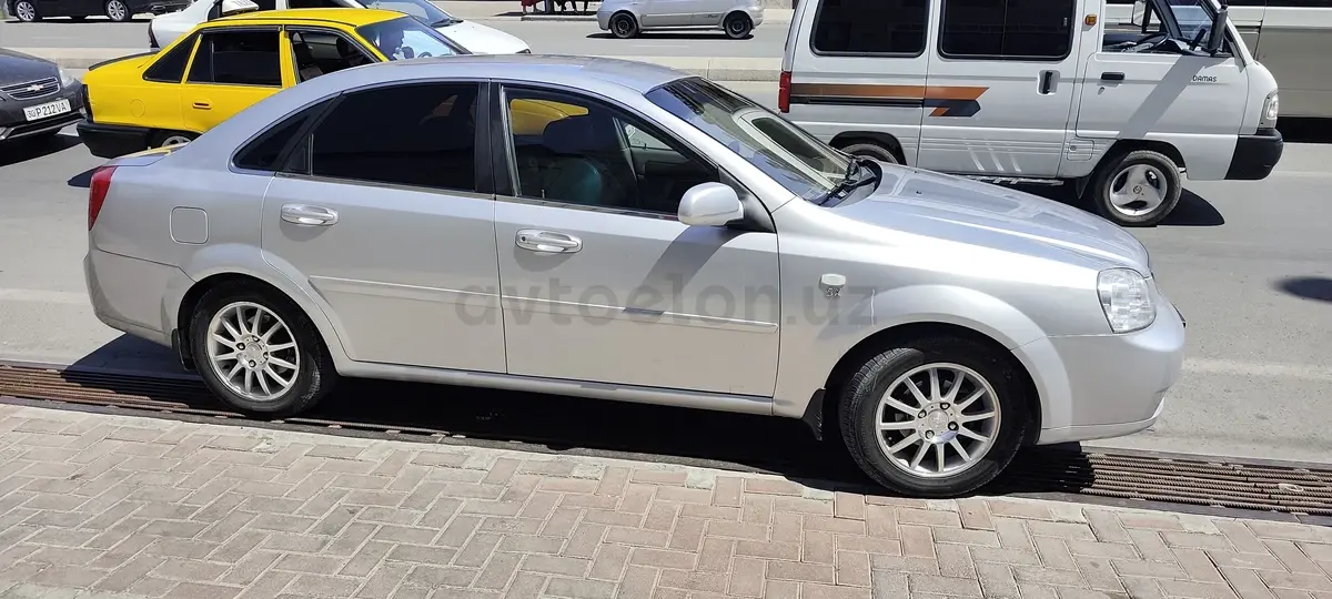 Chevrolet Lacetti,  1 позиция Газ-бензин