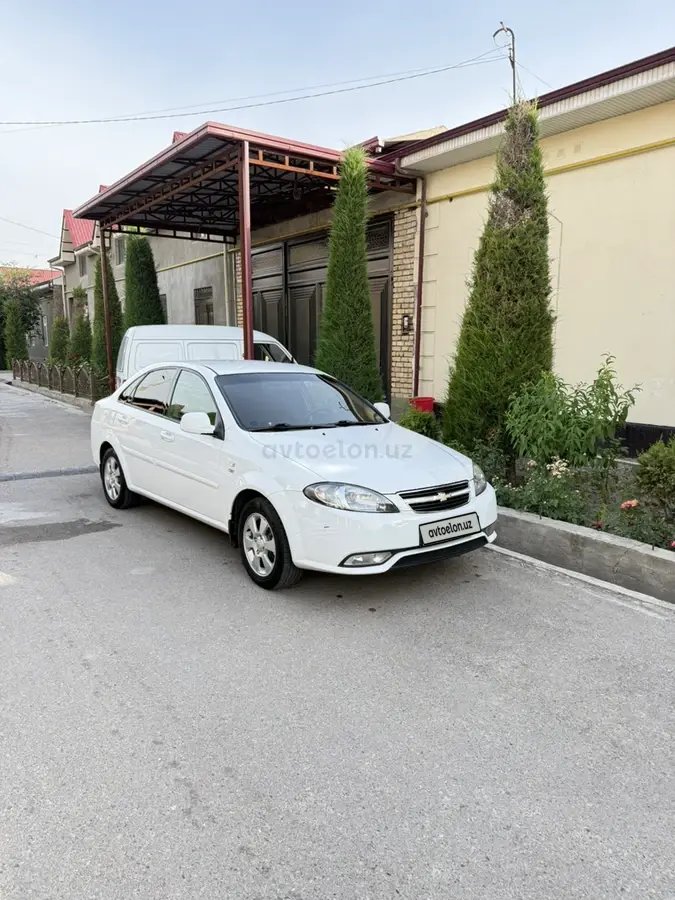 Chevrolet Gentra,  1 позиция Газ-бензин