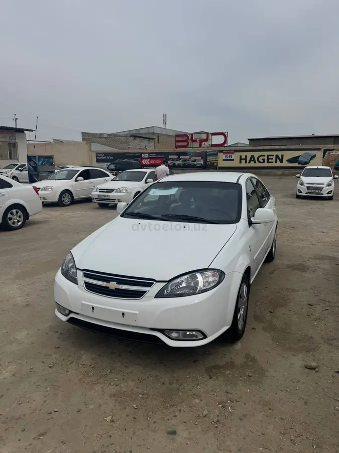 Chevrolet Gentra,  1 позиция Газ-бензин
